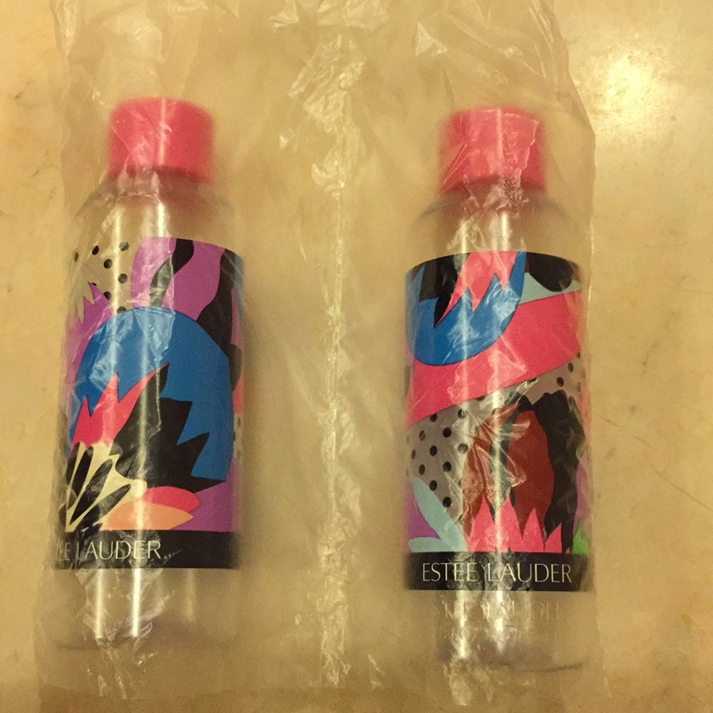 đ$8 or free with any purchase ! EstĂ©e Lauder cosmetic bag & travel bottles - Picture 3 of 5